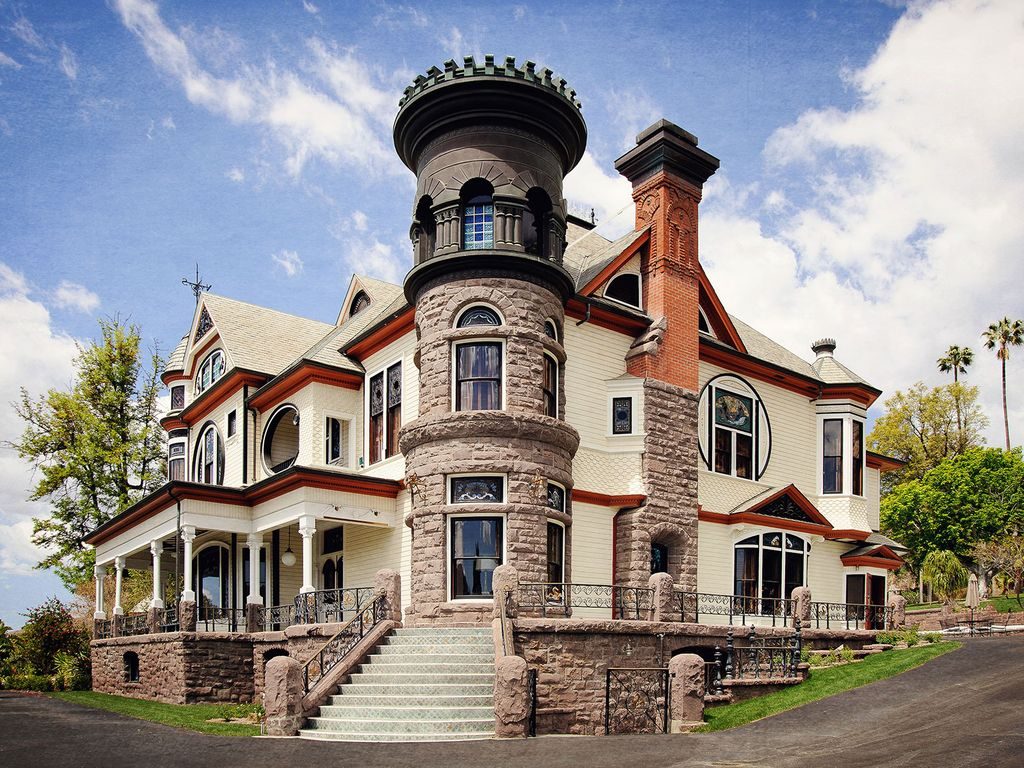 Piru Castle: Just 30 miles north of Los Angeles, this Queen-Anne mansion has a ballroom, library, wine cellar, pool, fire pit, and more. Source: HomeAway.com