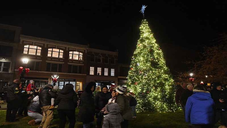 Christmas Tree Lighting at Parade Plaza